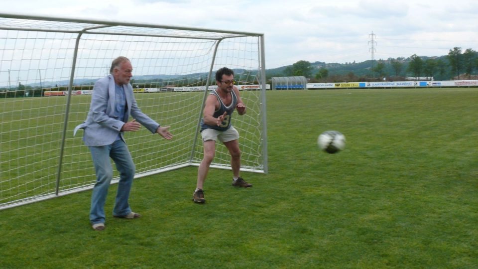 Malí fotbalisté zkouší postřeh herců
