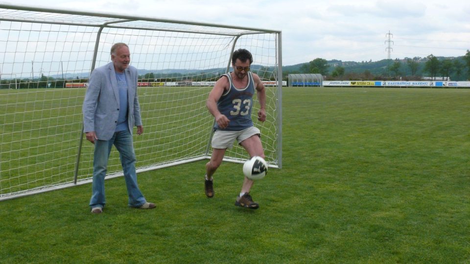 Malí fotbalisté zkouší postřeh herců