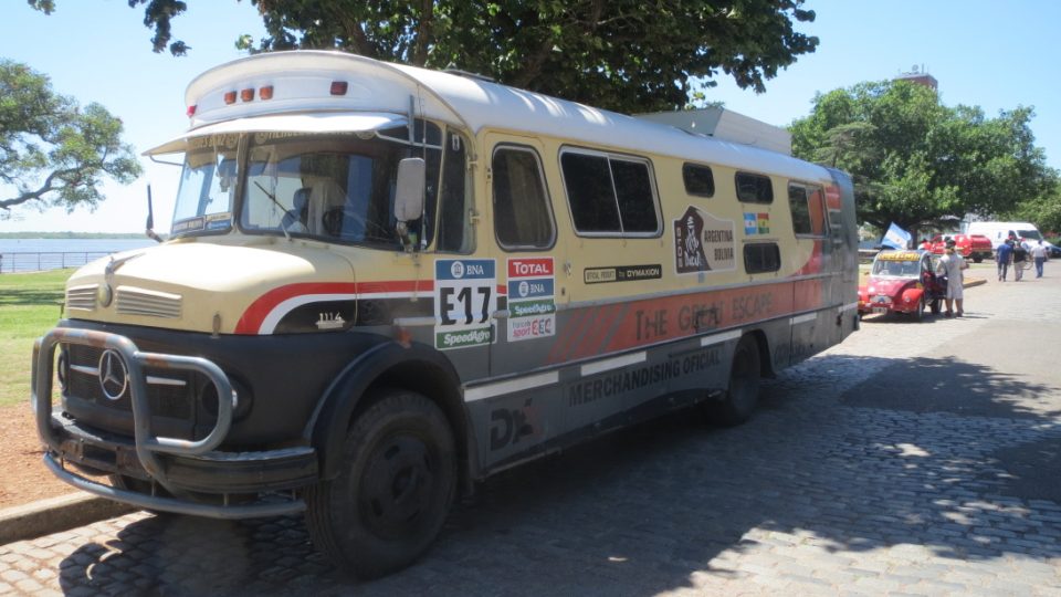 Stařičký autobus propaguje Rallye Dakar