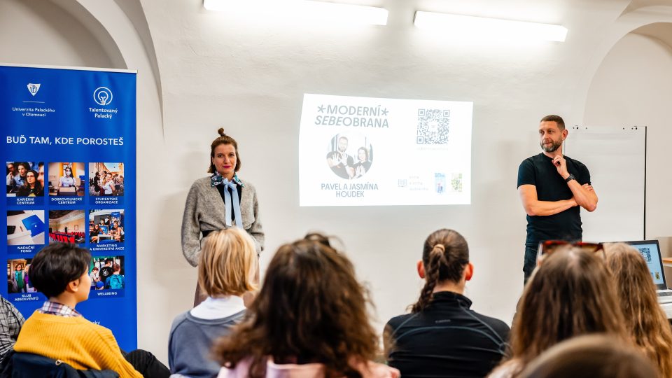 Moderní sebeobrana s Jasmínou a Pavlem Houdek: Jak postoj nebo intuice chrání před nebezpečím | foto: Pavla Kratochvílová,  Univerzita Palackého v Olomouci Moderní sebeobrana s Jasmínou a Pavlem Houdek: Jak postoj nebo intuice chrání před nebezpečím