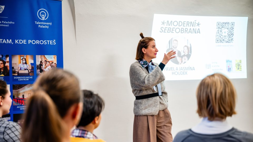 Moderní sebeobrana s Jasmínou a Pavlem Houdek: Jak postoj nebo intuice chrání před nebezpečím | foto: Pavla Kratochvílová,  Univerzita Palackého v Olomouci Moderní sebeobrana s Jasmínou a Pavlem Houdek: Jak postoj nebo intuice chrání před nebezpečím