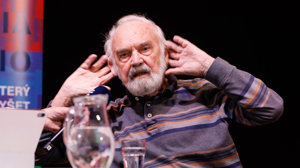 Jan Svěrák na besedě s herci Divadla Járy Cimrmana