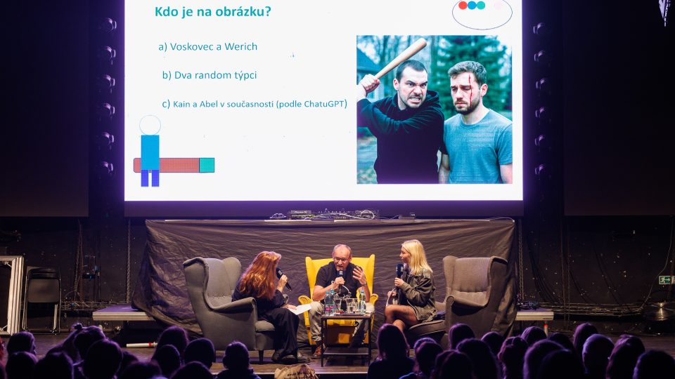 Buchty čtou o mordech z vášně. Humor, ironie a literatura v S-klubu