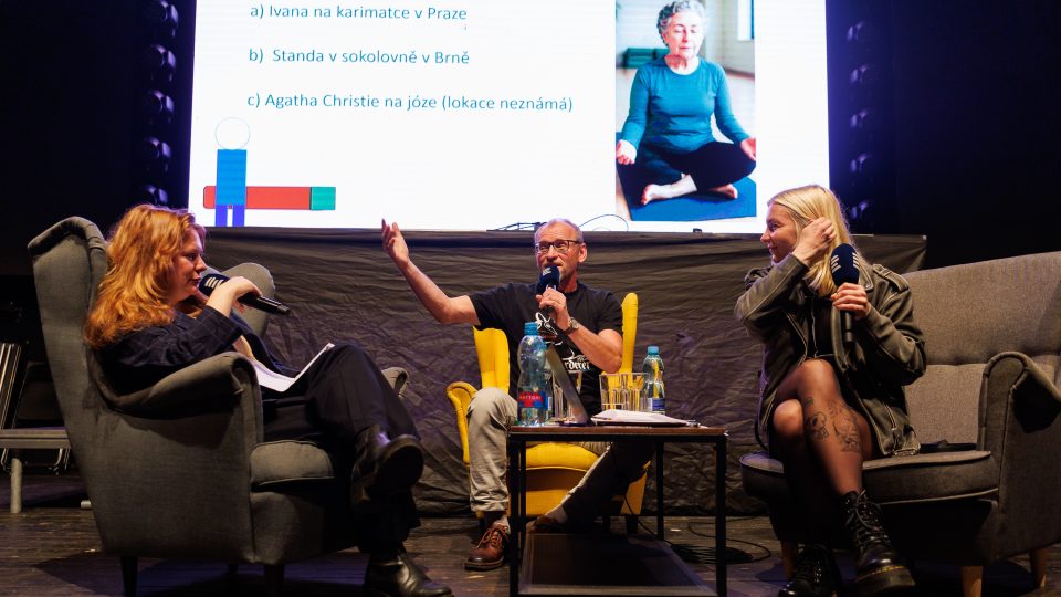 Buchty čtou o mordech z vášně. Zuzana Fuksová, Ivana Veselková a Stanislav Zajíček