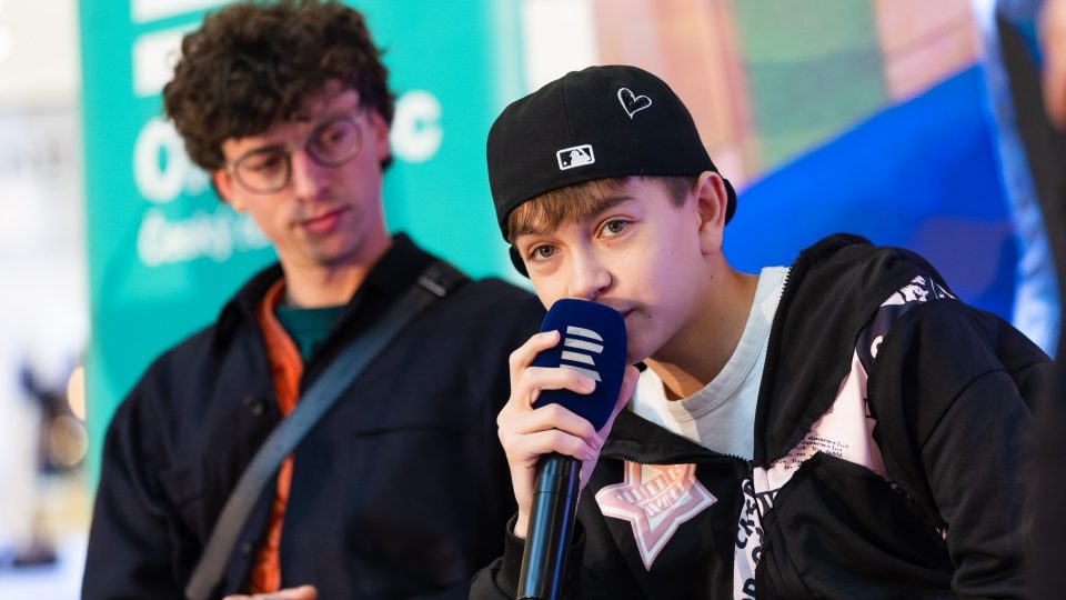 Herec Jan Cina s hvězdou Hitparády Rádia Junior Matějem Plškem