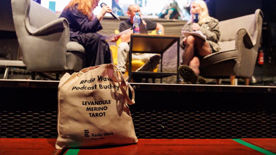 Buchty čtou o mordech z vášně. Humor, ironie a literatura v S-klubu