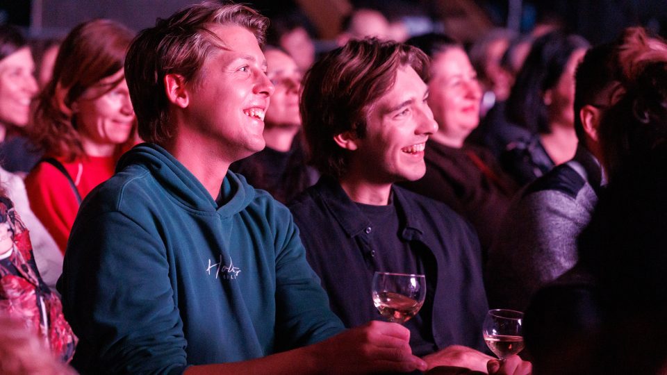 Buchty čtou o mordech z vášně. Humor, ironie a literatura v S-klubu