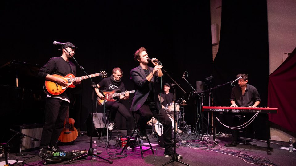 Igor Orozovič s kapelou na Prix Bohemia Radio aneb Šansony v komorním prostředí olomouckého studia ČRo | foto: Khalil Baalbaki,  Český rozhlas Igor Orozovič s kapelou na Prix Bohemia Radio aneb Šansony v komorním prostředí olomouckého studia ČRo