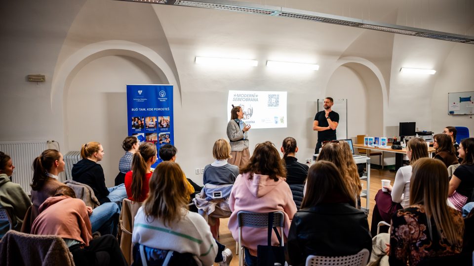 Moderní sebeobrana s Jasmínou a Pavlem Houdek: Jak postoj nebo intuice chrání před nebezpečím | foto: Pavla Kratochvílová,  Univerzita Palackého v Olomouci Moderní sebeobrana s Jasmínou a Pavlem Houdek: Jak postoj nebo intuice chrání před nebezpečím