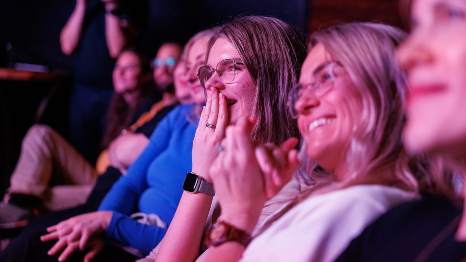 Buchty čtou o mordech z vášně. Humor, ironie a literatura v S-klubu (diváci se baví)