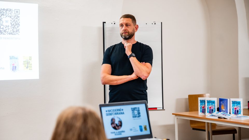 Moderní sebeobrana s Jasmínou a Pavlem Houdek: Jak postoj nebo intuice chrání před nebezpečím | foto: Pavla Kratochvílová,  Univerzita Palackého v Olomouci Moderní sebeobrana s Jasmínou a Pavlem Houdek: Jak postoj nebo intuice chrání před nebezpečím