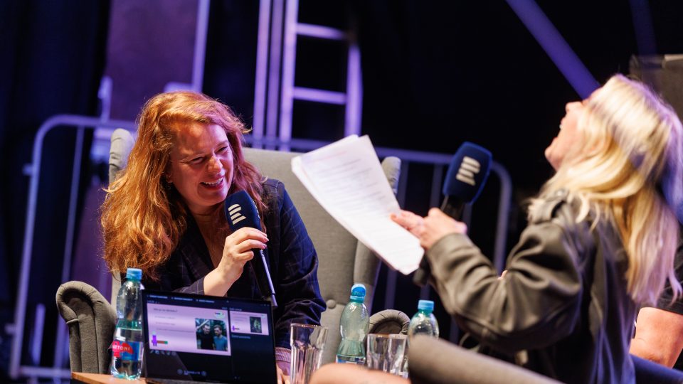 Buchty čtou o mordech z vášně. (Zuzana Fuksová a Ivana Veselková)