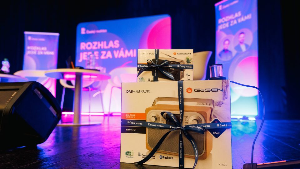 Dvě DAB rádia, jedno větší a jedno menší, jsou připravena pro naše soutěžící | foto: Jiří Šeda Dvě DAB rádia, jedno větší a jedno menší, jsou připravena pro naše soutěžící