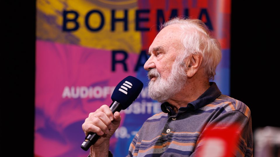 Zdeněk Svěrák na besedě s herci Divadla Járy Cimrmana