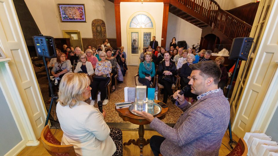 Kateřina Cajthamlová a moderátor Patrik Rozehnal