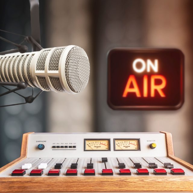 Mikrofon a mixážní pult | foto: Shutterstock