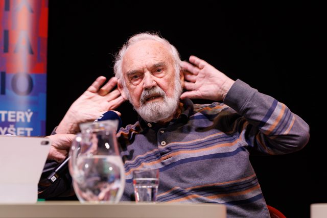 Jan Svěrák na besedě s herci Divadla Járy Cimrmana