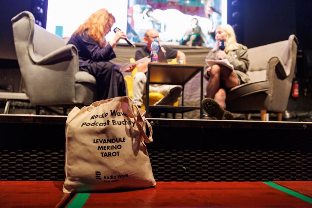 Buchty čtou o mordech z vášně. Humor, ironie a literatura v S-klubu