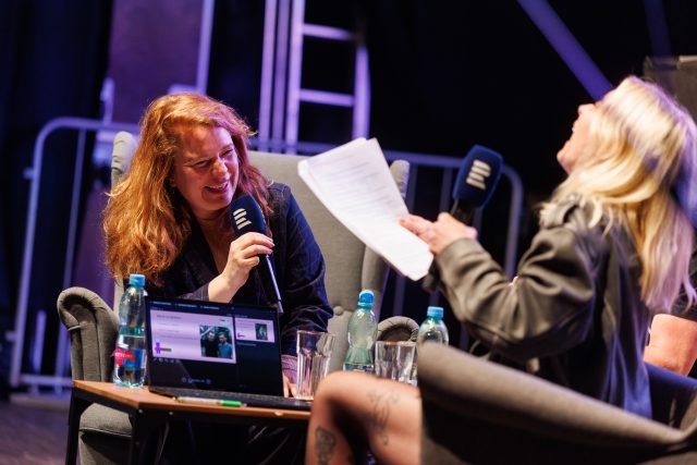 Buchty čtou o mordech z vášně. (Zuzana Fuksová a Ivana Veselková)